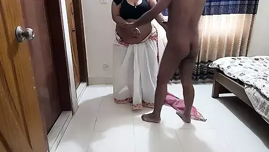(55-letnia tamilska ciocia zerżnięta mocno, podczas gdy ona zamiata pokój) indyjska mamuśka ciocia analna jebanie