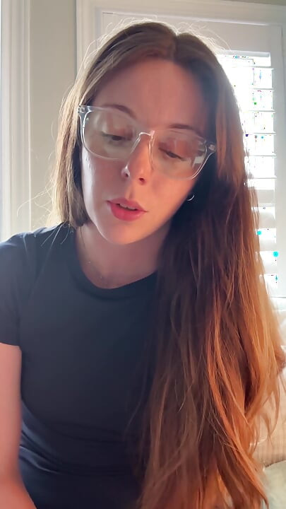 Cette bombasse à lunettes te dit comment caresser !