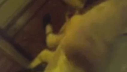 Kız çorap ve Maryjane ayakkabı ile ıslak bezli adam