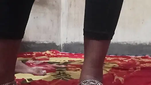 Hintli evli kadın tam dans ediyor