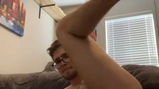 Сексуальный татуированный мужик трахает его задницу