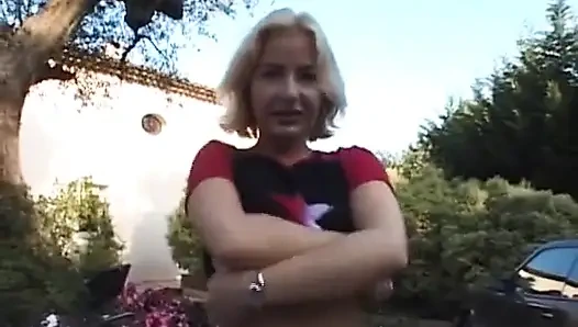 Amateur-schätzchen aus deutschland musste in der outdoor-session mit ihrer muschi spielen