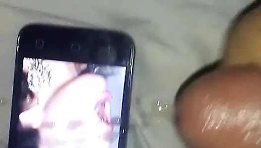 Selena Gomez boşalıyor