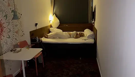Sikişmeden önce otel odası tatmini kendisi alıyor ve beni ereksiyona sokuyor