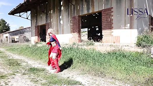 Jagd und Tricks für Supergirl wird zum harten Ficken gebracht