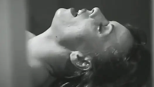 Блондинку-шлюшку поглотила брюнетка в тройничке за праздником киски