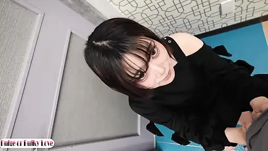 Kekasih romantis diam-diam menangkap kedekatan tanpa kondek dan hubungan intim