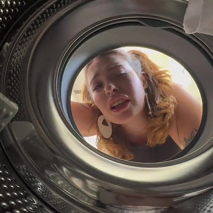 Uništavanje njezine pičke dok je bila u perilici rublja