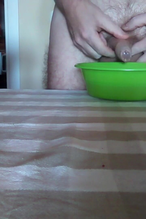 ジョンはテーブルの上の緑色のボウルにおしっこをしています