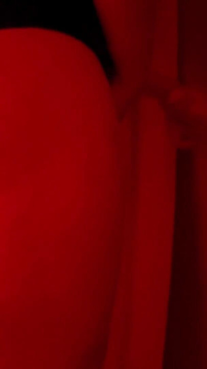 Glory Hole u disko toaletu, pušim strancu | Klip 3