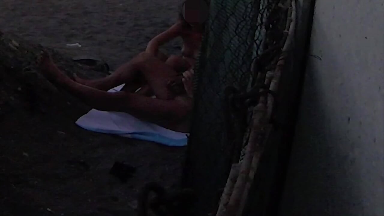 Flasher min pik foran min steddatter på en strand, og hun hjælper mig med at cumshot foran alle