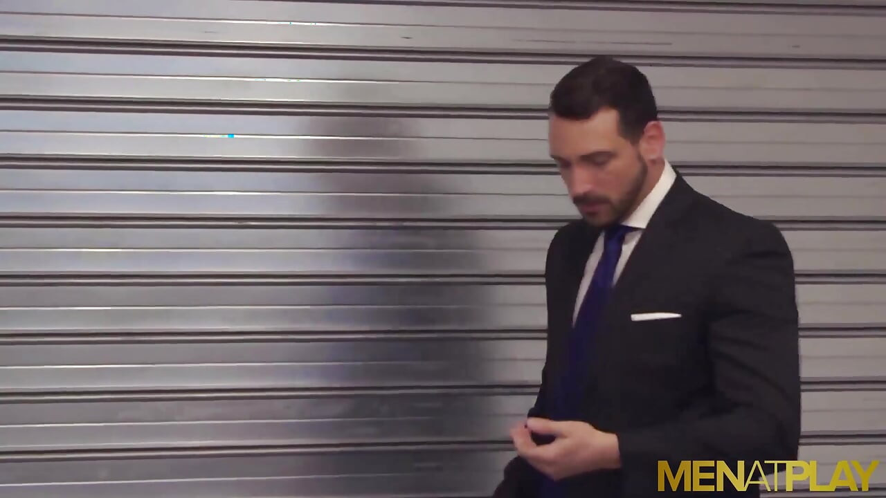 MENATPLAY - Hunk in suit Enzo Rimenez barebacks Denis Vega
