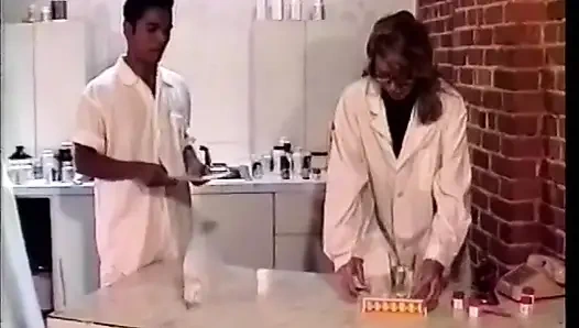 Cewek sange rambut cokelat dan cowok bejat nyepong satu kontol di lemari dapur