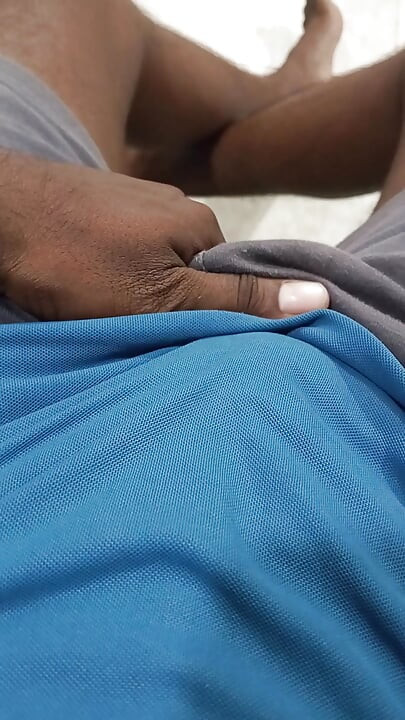 Sri Lankan kaveri koskettaa hänen munaansa