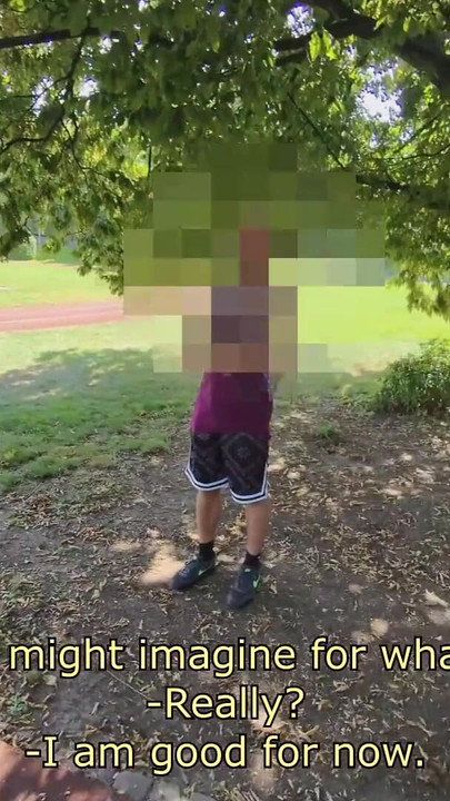 Zapanjujući trenutak iz "Nasumičnog ravnog dlakavog mišićavog trkača uvjerenog da dobije svoj prvi muški pušenje"