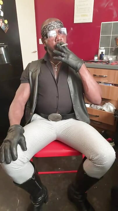 Hot Mature Bodybuilder Smoking & Nipple Play Session