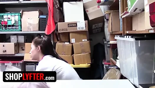 Shoplyfter - bu güzel genç kız Justin Magnum'un dükkanından çalmaya çalıştığı için pişman olacak