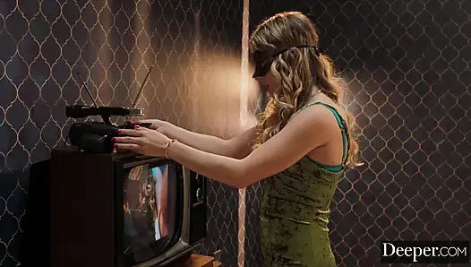 Tiefer. Maskierte blondine summer kline unterwirft einem anonymen dom die kontrolle