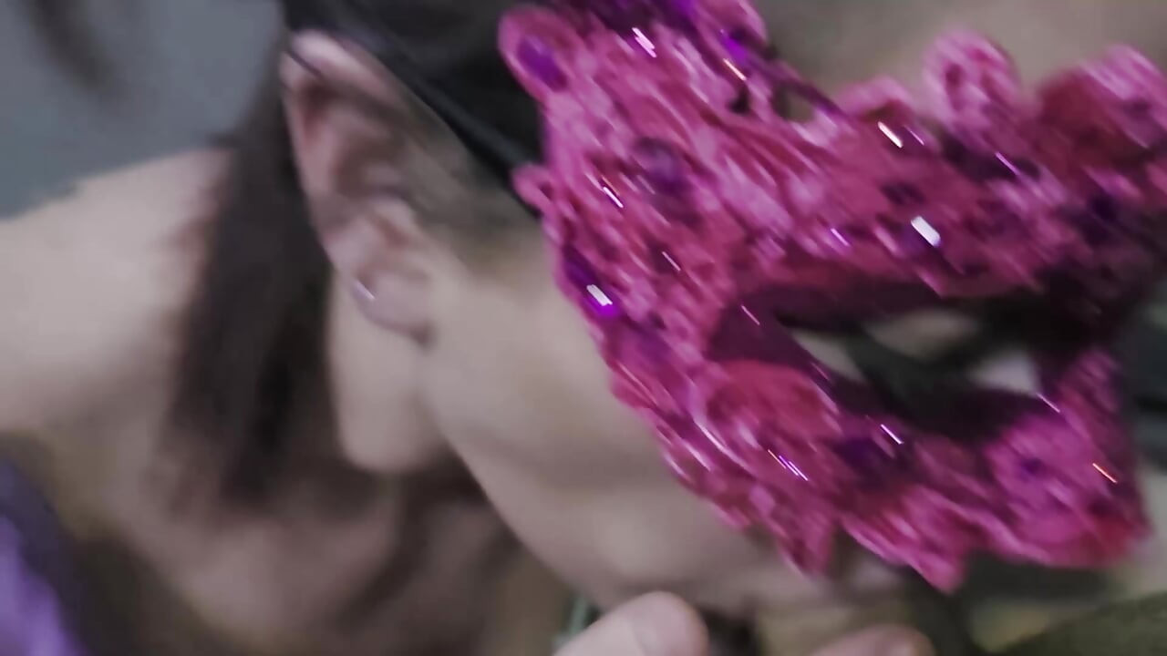 Pembe maskeli sürtük orta yaşlı seksi kadın yutuyor