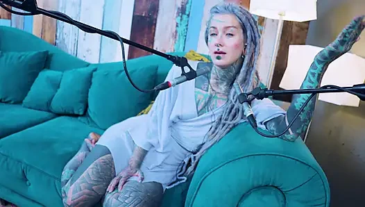Aku bicara tentang L - LOVE - ASMR podcast SFW berbicara tentang gadis gothic bertato rambut gimbal