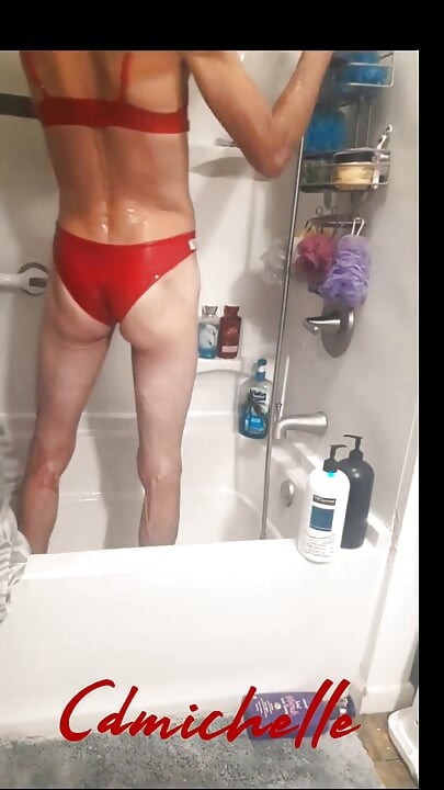 Cdmichelle priča pod tušem dok puši i jebe dildo