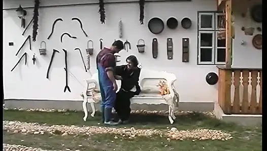 Возбужденная бабушка хочет, чтобы молодой мужик трахнул ее на заднем дворе