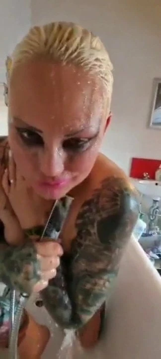 SEXY BBW RIO LOVES SPLOSHING