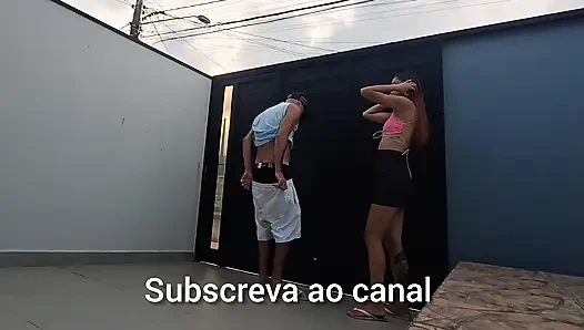 Istri orang ngentot sama tetangganya di halaman belakang