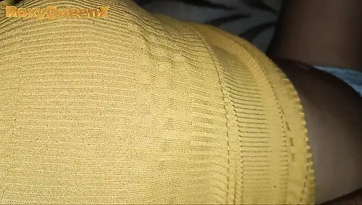 Adik tiriku yang masih 18 tahun minta aku pinjam uangnya, dan aku mengambil keuntungan darinya