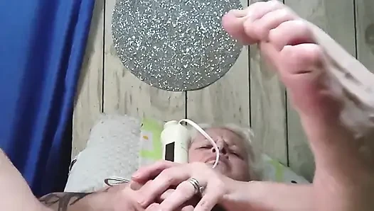 Wenn die Dildos nicht tun, findet sie etwas großes und Mächtiges zum ficken