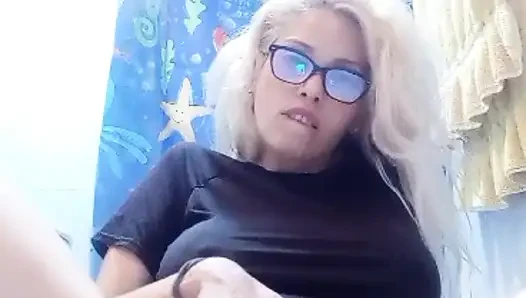 Cewek semok latina lagi asik menggoda di kamar mandi