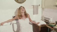 Jenifer Aniston łazienka orgazm