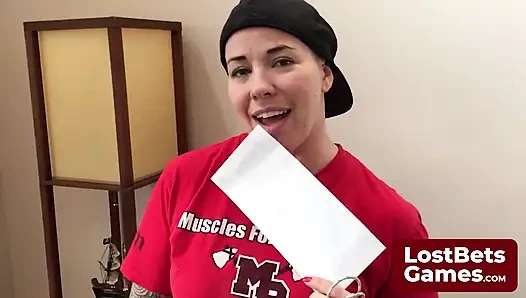 Sie stand an ihrem geburtstag nervös vor dem tattoosalon