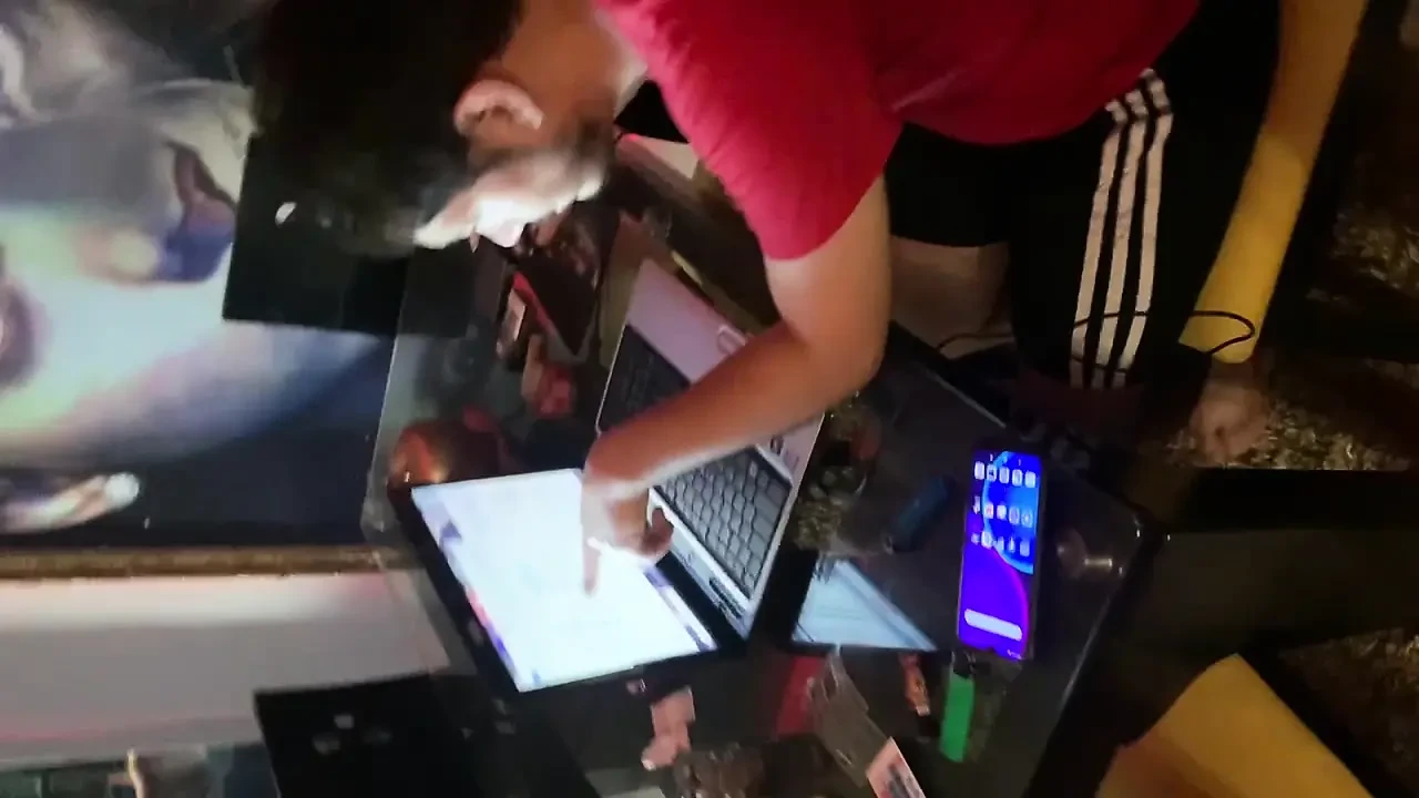 Str8- une modèle excitée avec sa bite dehors veut que je la suce