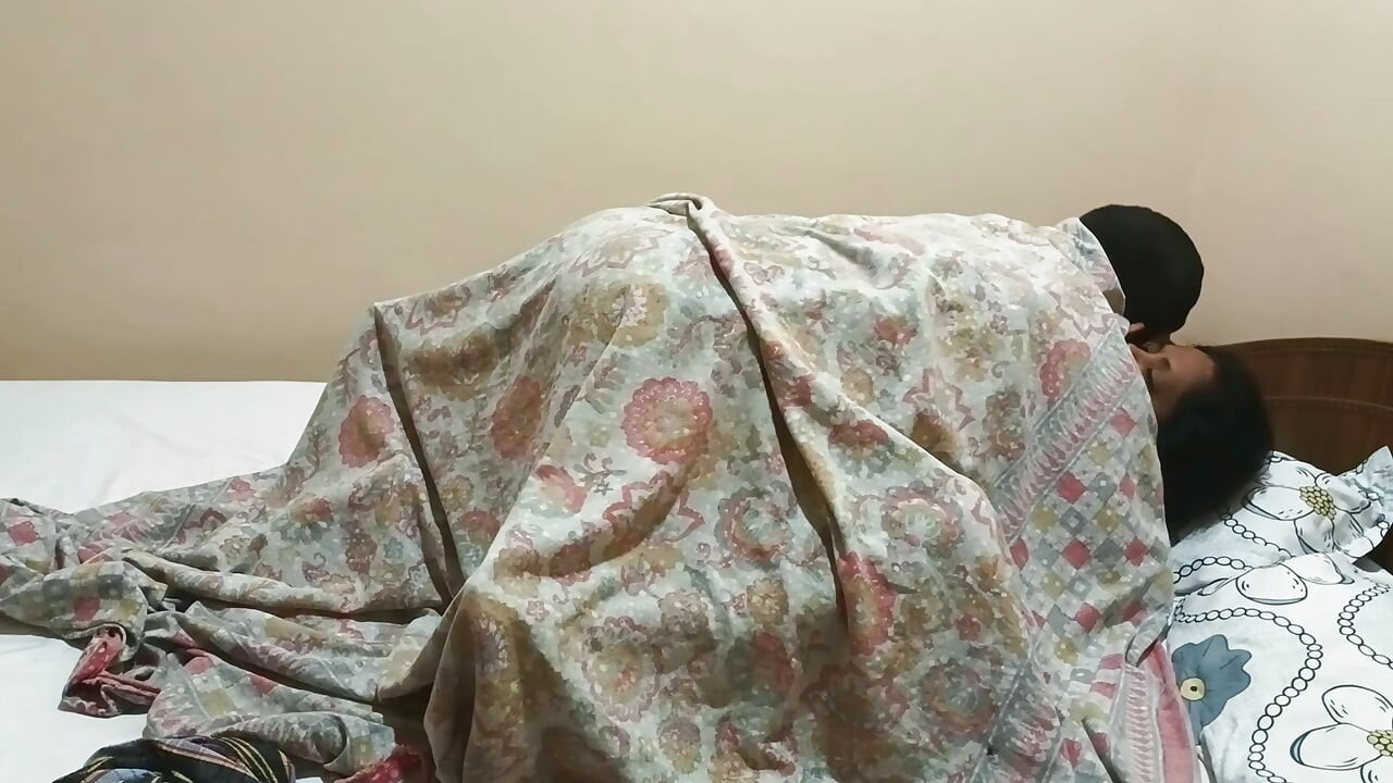 デシ・カムラ・バービ モーニグ ベッドで熱くセックスと中出しの膣