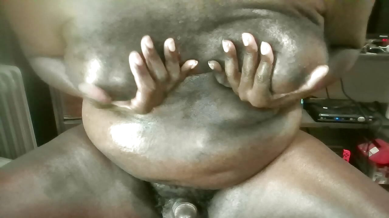 Крупним планом чоловічі груди та змащений маслом член
