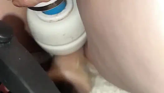 Lara wird von einer maschine gefickt