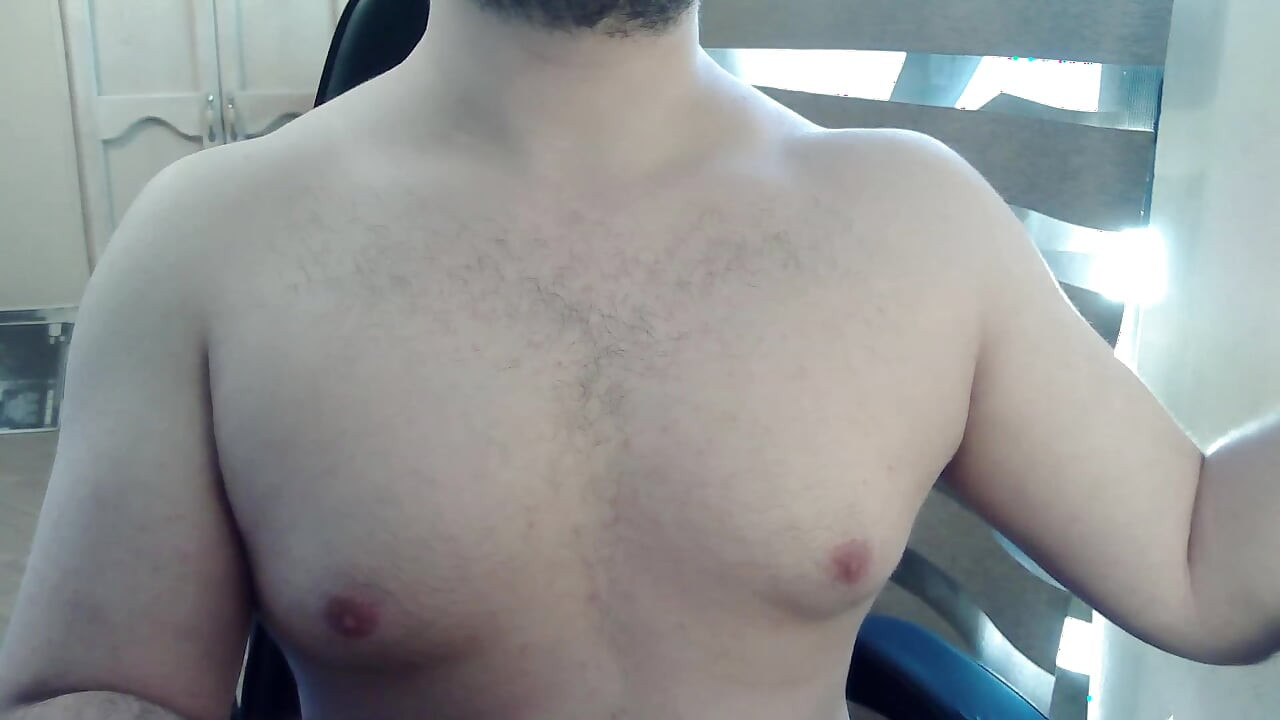 Muscular camboy works out his upper body