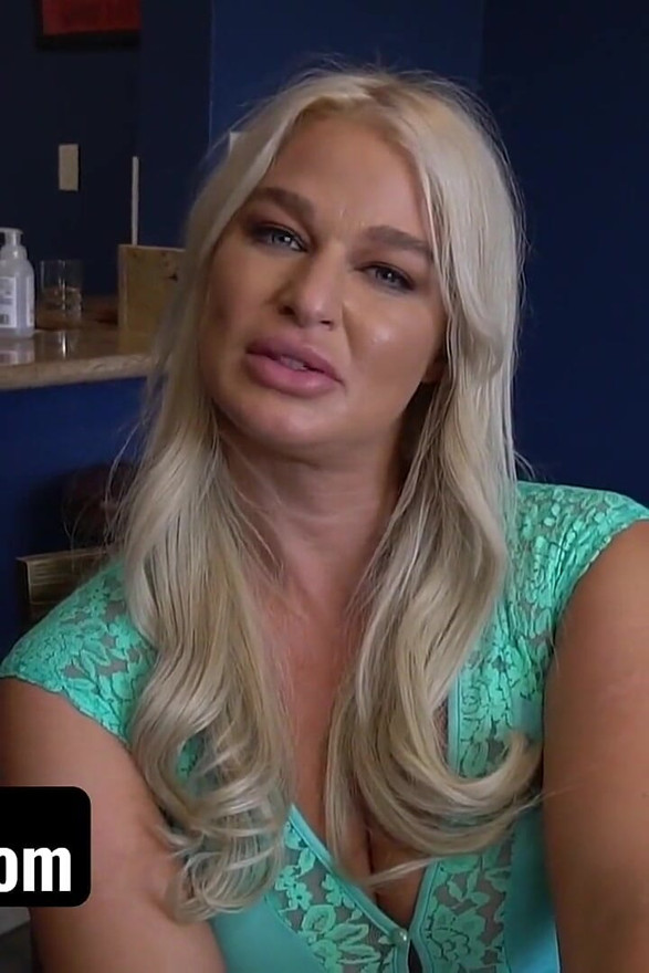 Learning How to Lick a Woman's Pussy Like a Champ With My Stepmother's London River - Pervmom