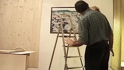 Reife blonde MILF gefingert und hart in strümpfen gefickt