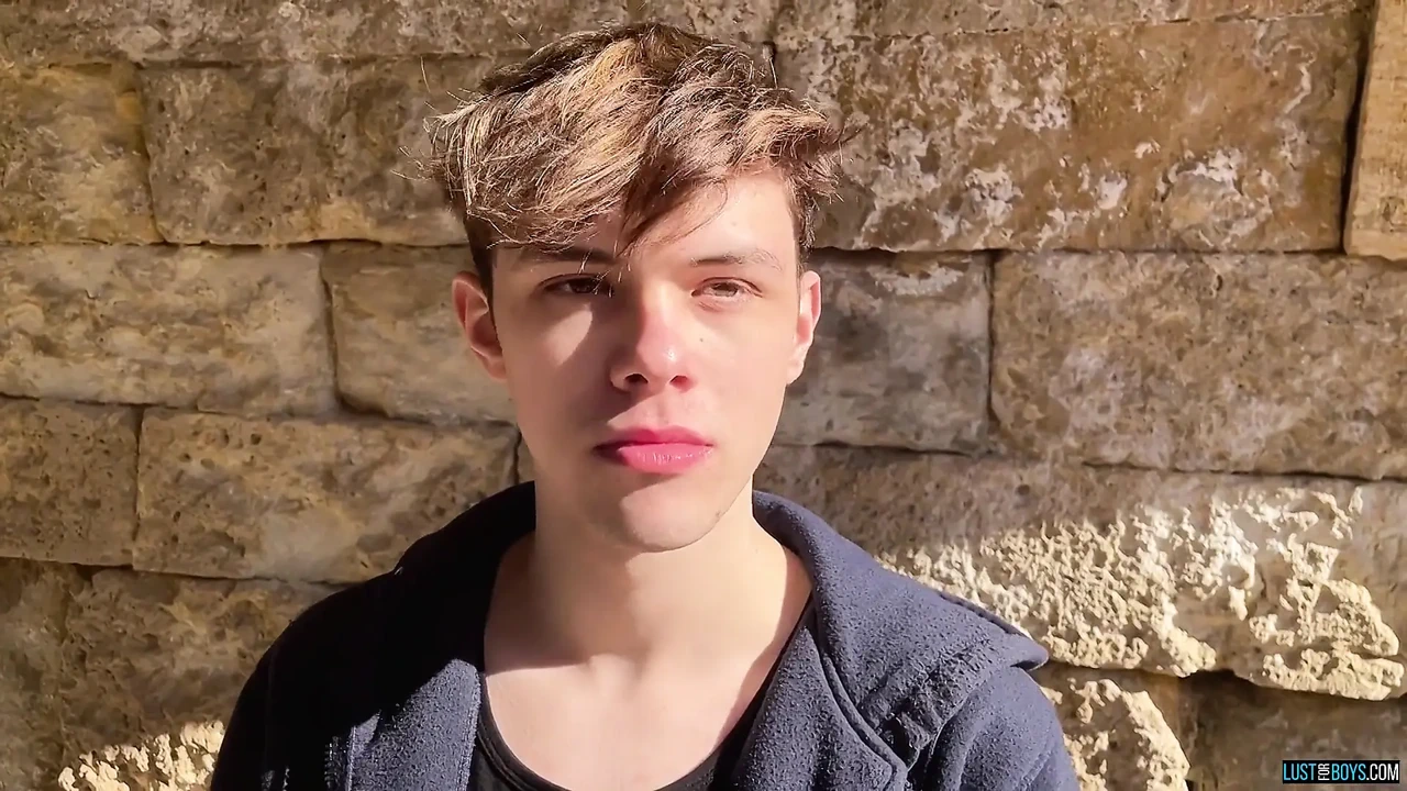 疯狂鸡巴的男孩在户外被缠身 - 第1部分