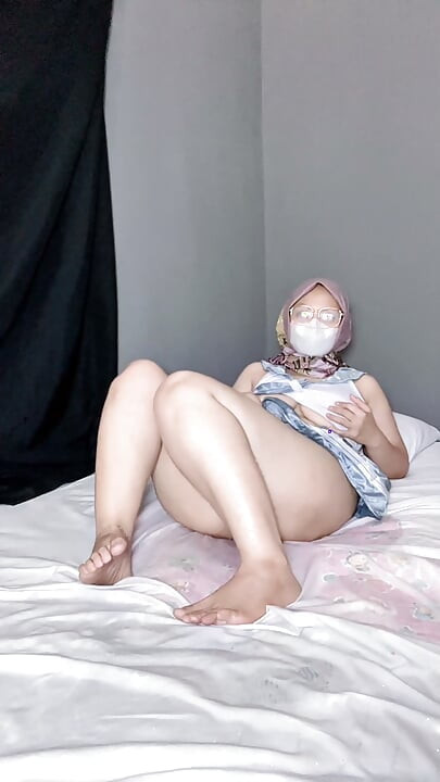 Cô nàng học sinh sexy với thân hình mũm mĩm