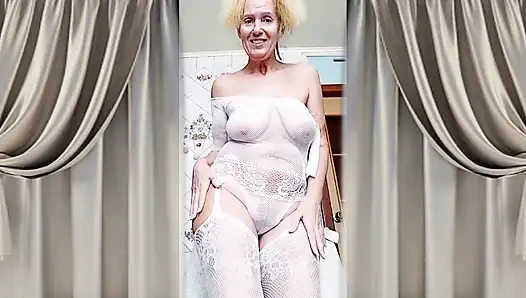 Lukerya si ibu rumah tangga hot lagi asik mainin baju jumpsuit transparan di dapur 2