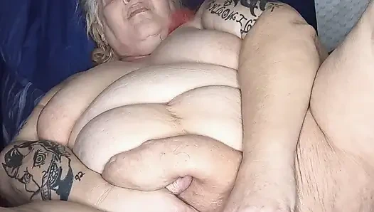 Geniş aç kaltak içine boşalıyor