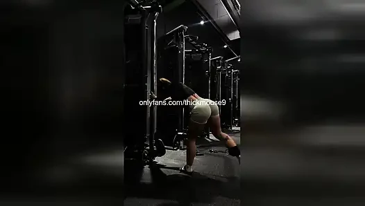 Lubang perawan 18 tahun mungil dientot habis-habisan sama deadlift slip