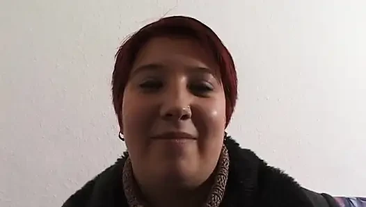 Mollige rothaarige schlampe spielt beim casting mit ihrer haarigen fotze