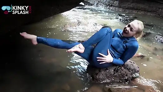 Wetsuit joi & rubdown di pinggir laut