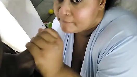 Я застукала свою горячую, пухлую мачеху за мастурбацией и в итоге трахнул ее большую киску