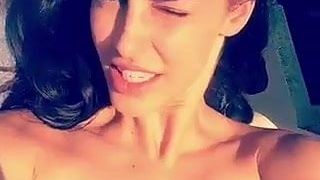 Jessica Lowndes und heiße brünette Freundin in Bikinis