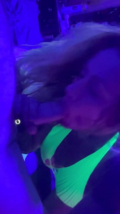 ゾーイ・ポートランドがクラブの後ろで大きなチンコを手に入れる